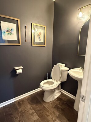 Een douche, handdoeken, zeep, toiletpapier