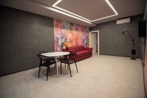 Interior - Red Diamond - One Bedroom Apartment, Sleeps 5 (Naples)