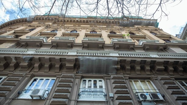Rakennuksessa on kyltti, jossa lukee: ”Lad Diamond Superior Guest House”.