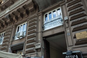 A building with a sign for 'Lady Diamond Superior Guest House' and another sign for 'Dr. Nicola Capuano Dr. Ludovico Maria Capuano Notai'. - Red Diamond - One Bedroom Apartment, Sleeps 5 (Naples)