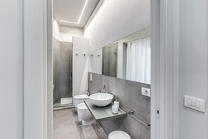 Shower, hair dryer, bidet, towels - Grey Diamond - One Bedroom Apartment, Sleeps 4 (Naples)