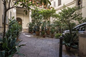 Property grounds - Pink Rose - One Bedroom Apartment, Sleeps 5 (Naples)