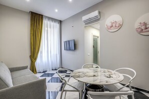 Smart TV - Golden Rose - One Bedroom Apartment, Sleeps 5 (Naples)