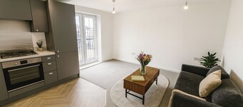Near Stadium - Free Parking - Sleeps 4
