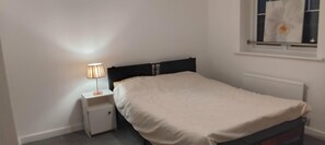 1 bedroom, iron/ironing board, bed sheets - Near Stadium - Free Parking - Sleeps 4 (Liverpool)