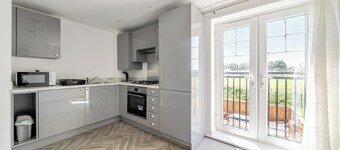 Near Stadium - Free Parking - Sleeps 4