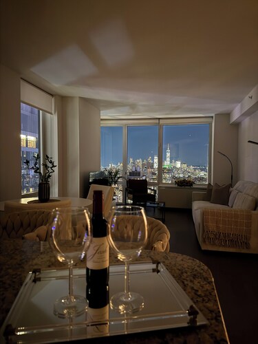 Penthouse on the 45th floor suites in perfect New York with fitness room and AC