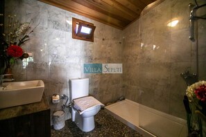 吹风机、毛巾、肥皂、卫生纸