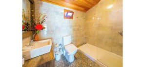 Sèche-cheveux, serviettes fournies, savon, papier toilette