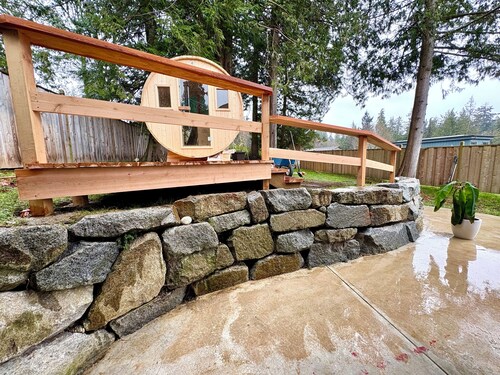 Cozy family friendly cottage close to beach and mountain bike trails!