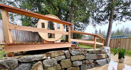 Cozy family friendly cottage close to beach and mountain bike trails!