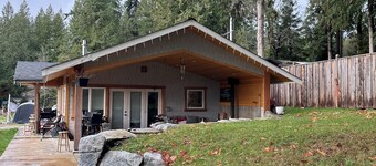 Cozy family friendly cottage close to beach and mountain bike trails!