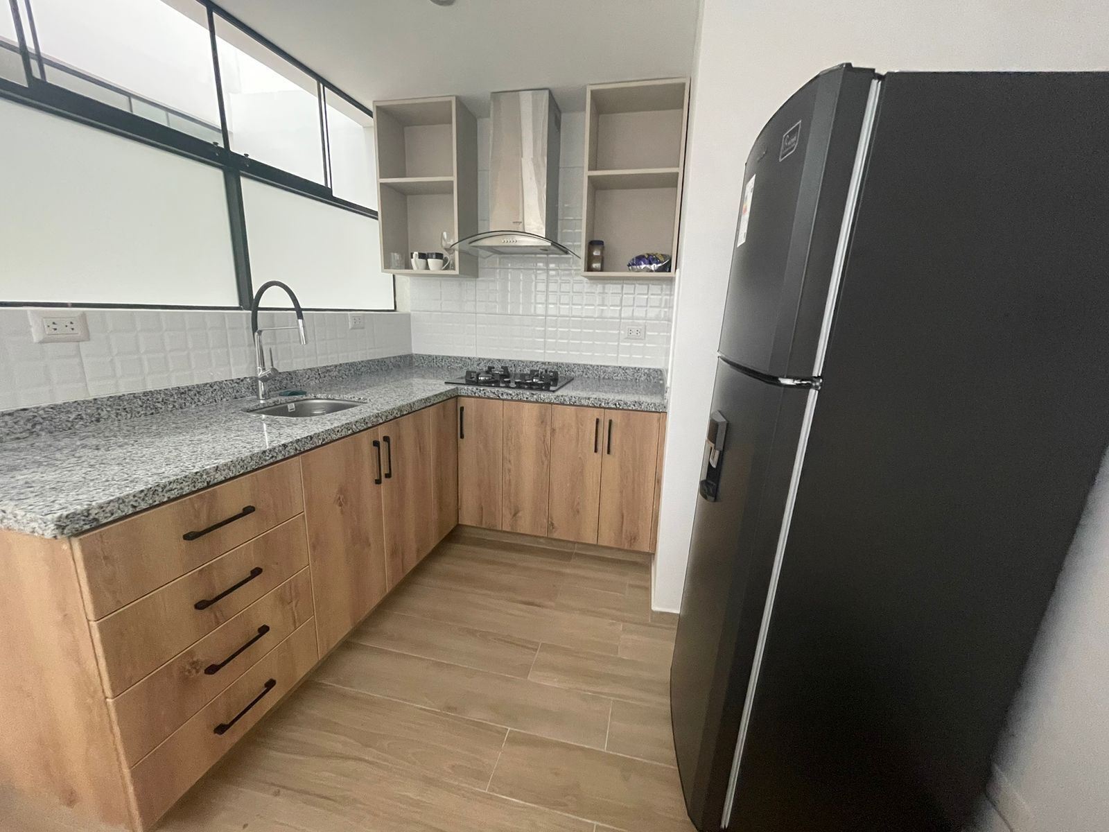 Een koelkast, een magnetron, een vaatwasser, een waterkoker