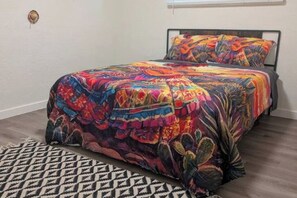 Tabla de planchar con plancha, wifi y ropa de cama 