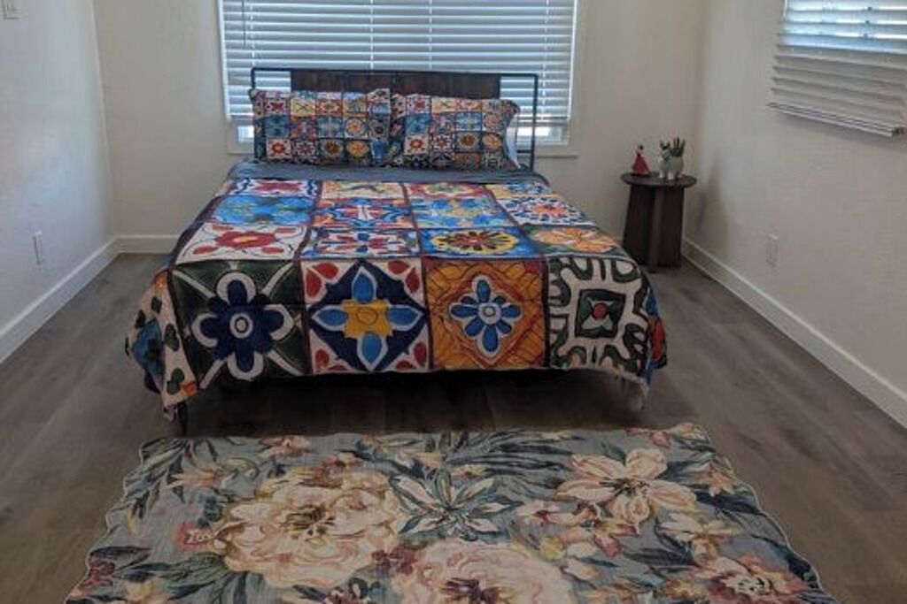 Silitysrauta/-lauta, Wi-Fi, vuodevaatteet