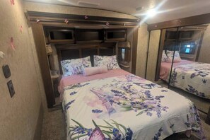 Iron/ironing board, WiFi, bed sheets - Peaceful 1-bedroom recreational vehicle with AC in Tucson-RV Home experience (Tucson)