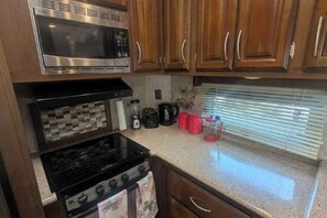 Private kitchen - Peaceful 1-bedroom recreational vehicle with AC in Tucson-RV Home experience (Tucson)