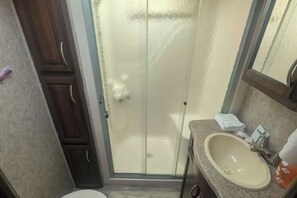 Dusche, Haartrockner, Handtücher, Seife