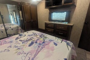 Silitysrauta/-lauta, Wi-Fi, vuodevaatteet