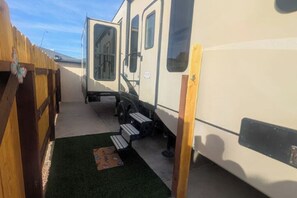 Property grounds - Peaceful 1-bedroom recreational vehicle with AC in Tucson-RV Home experience (Tucson)