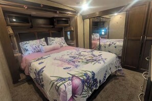 Tabla de planchar con plancha, wifi y ropa de cama 