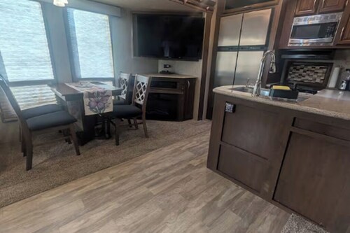 Peaceful 1-bedroom recreational vehicle with AC in Tucson-RV Home experience