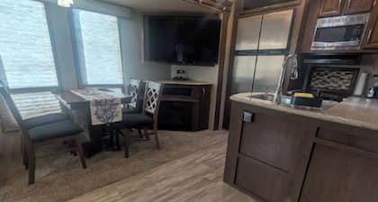 Peaceful 1-bedroom recreational vehicle with AC in Tucson-RV Home experience