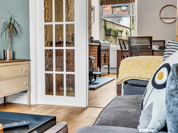 Televisión y chimenea 