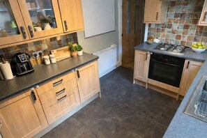 Jääkaappi, mikroaaltouuni, uuni, liesi