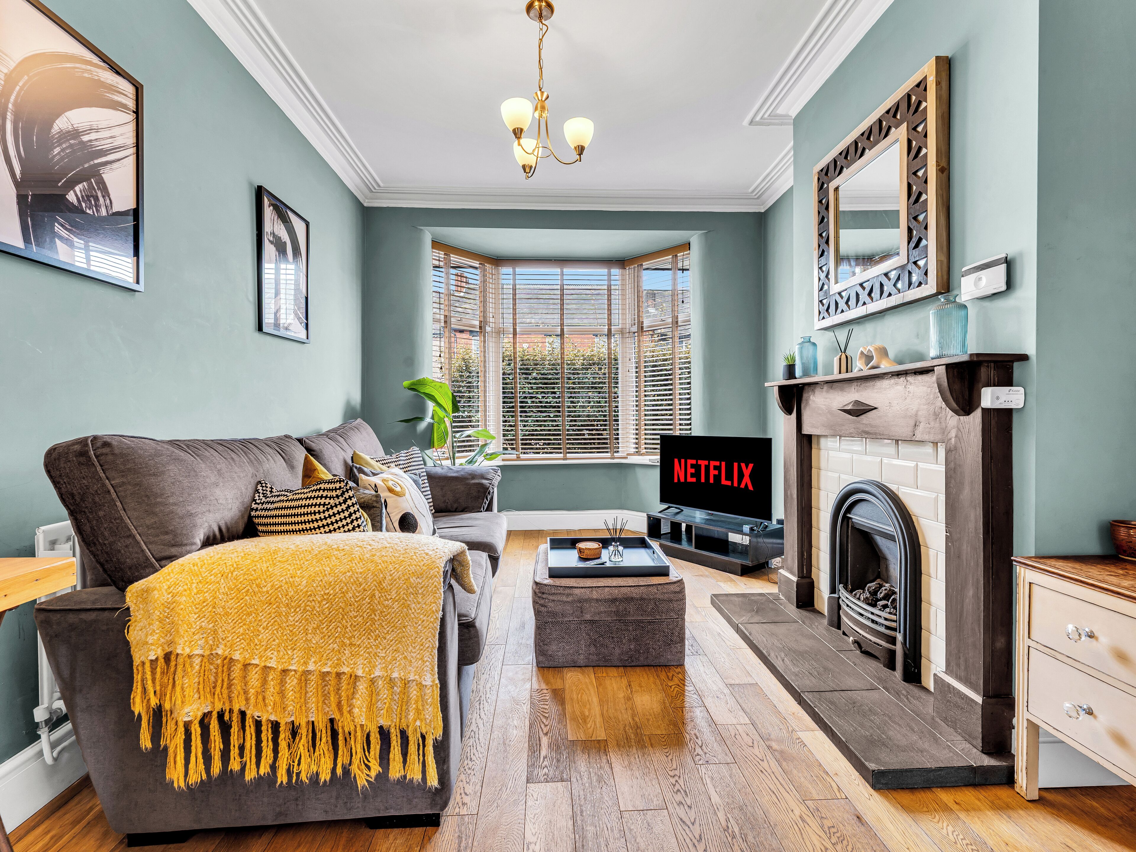 Televisión y chimenea 