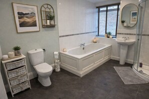 Suihku, hiustenkuivaaja, pyyhkeet, saippua