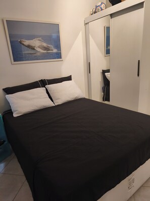 Tabla de planchar con plancha, wifi y ropa de cama 