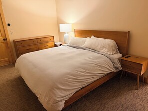 3 bedrooms, free WiFi, bed sheets - [NEW LISTING] Luxury Ski in/Ski Out Sugarloaf Trailside Retreat. Hot Tub! (Carrabassett Valley)