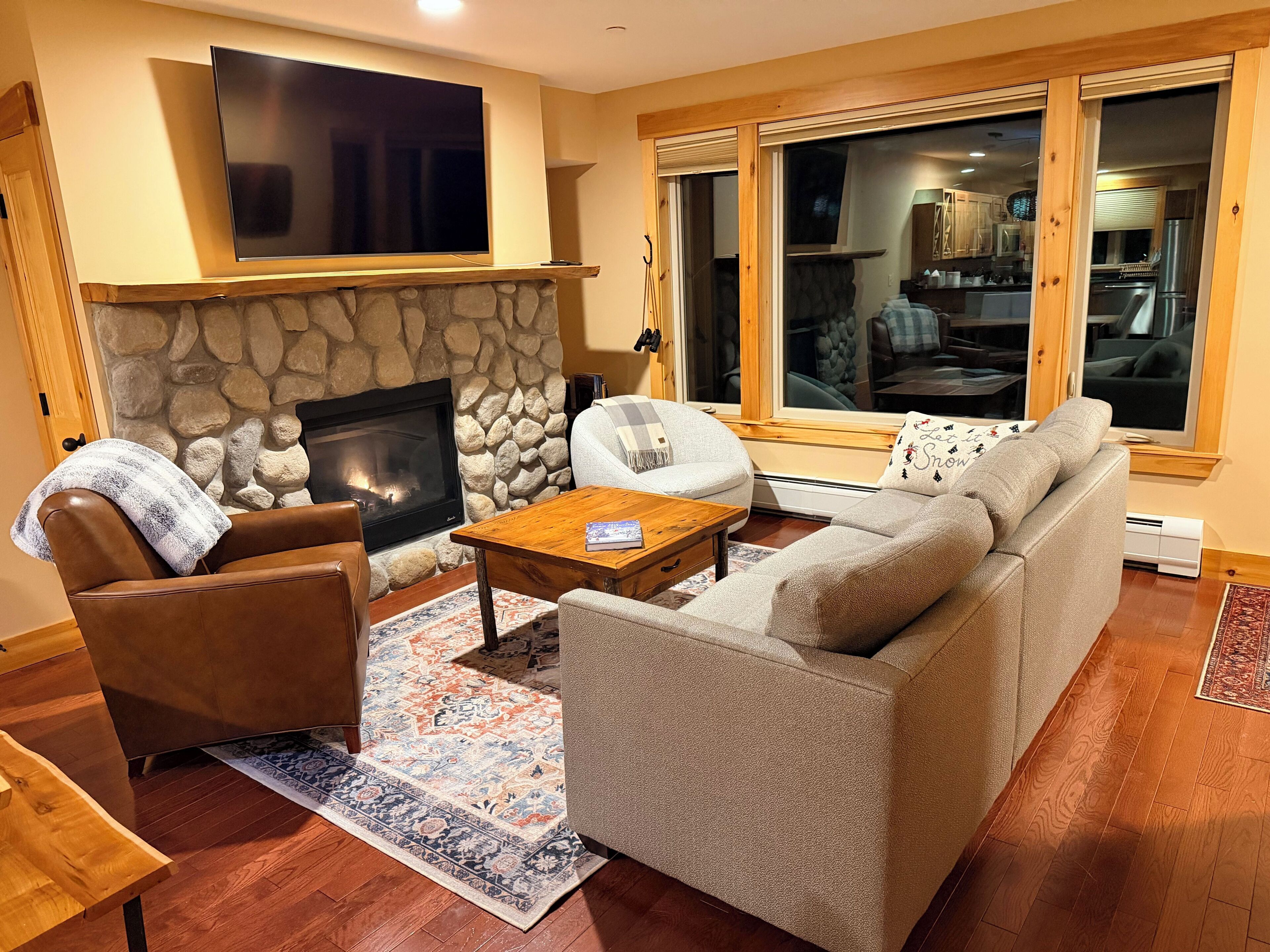 Smart TV, fireplace, books, stereo