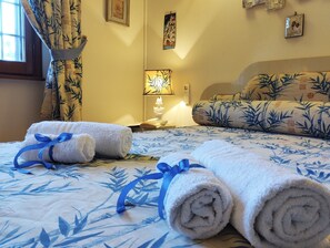 Ferros/tábuas de passar roupa, acesso à internet, roupa de cama