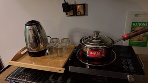 Private kitchen - Cozy 1-bedroom apartment in charming Karachi with AC (Karachi)