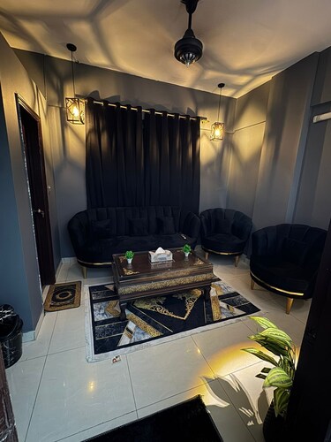 Cozy 1-bedroom apartment in charming Karachi with AC