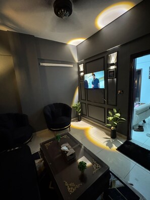 Lobby - Cozy 1-bedroom apartment in charming Karachi with AC (Karachi)