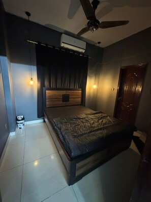 Room - Cozy 1-bedroom apartment in charming Karachi with AC (Karachi)