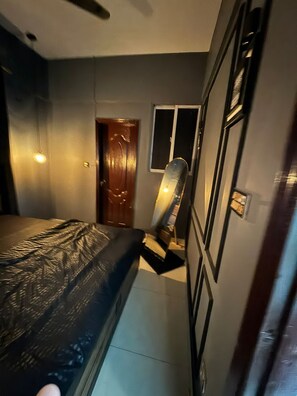 Room - Cozy 1-bedroom apartment in charming Karachi with AC (Karachi)