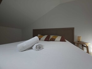 4 sovrum, skrivbord, strykjärn/strykbräda och resesäng