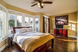 4 bedrooms, iron/ironing board, free WiFi - Southern charm with a splash of modern decor (Savannah)
