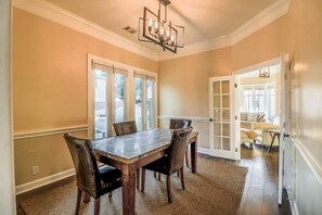 Dining - Southern charm with a splash of modern decor (Savannah)