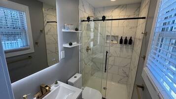 Secador de pelo, toallas, jabón y papel higiénico