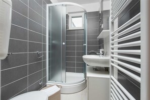 Douche, sèche-cheveux, serviettes fournies