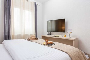4 bedrooms, desk, iron/ironing board, free WiFi