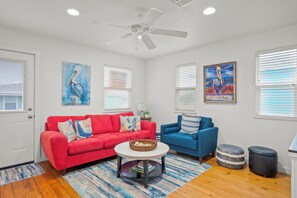 Living area - 2525 S. 11th ST - New Wave Rentals (Port Aransas)