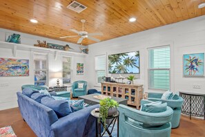 Lobby - 2525 S. 11th ST - New Wave Rentals (Port Aransas)