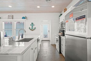 Basic House | Private kitchen - 2525 S. 11th ST - New Wave Rentals (Port Aransas)