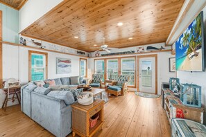 Basic House | Living area - 2525 S. 11th ST - New Wave Rentals (Port Aransas)